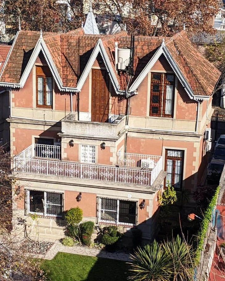 El jardín trasero del Castillo de Floresta. 