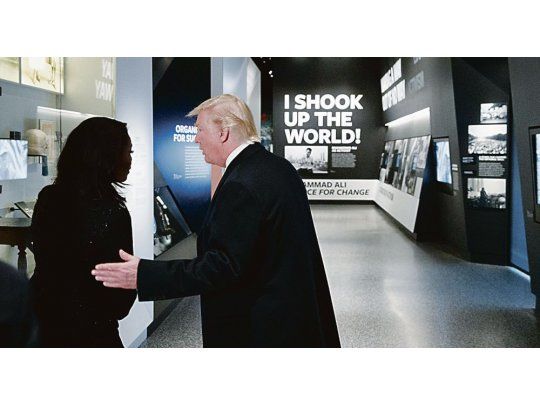 SACUDÓN. El presidente Donald Trump cargó ayer contra las manifestaciones de odio durante una visita al Museo de Historia y Cultura Afroamericana. En una de las paredes del recinto se leía “sacudí al mundo”.