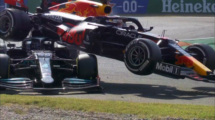 El Red Bull de Max Verstappen pasó literalmente por encima al Mercedes de Lewis Hamilton en lo que pudo haber sido otra tragedia en el circuito de Monza.
