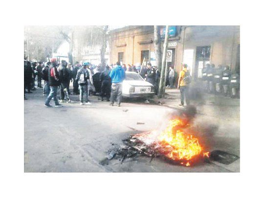 Durante la protesta, los manifestantes quemaron vehículos y neumáticos frente a la oficina de Empleo del municipio de Almirante Brown.
