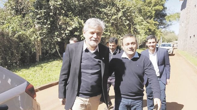 contacto. Daniel Filmus junto al gobernador Oscar Herrera Ahuad, durante su recorrida por la ciudad de Puerto Iguazú.