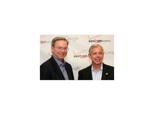 El CEO de Google, Eric Schmidt, y el de Verizon, Lowell McAdam.