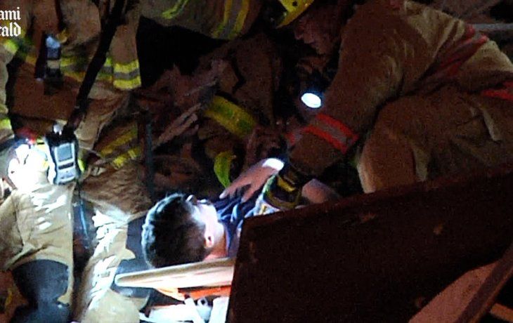 Los bomberos sacaron en camilla al nene hallado entre los escombros en el derrumbe en Miami.