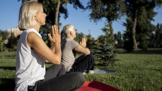 El yoga es uno de los entrenamientos más efectivos para la tercera edad. El yoga es uno de los entrenamientos más efectivos para la tercera edad.