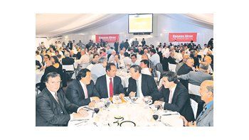 Daniel Scioli compartió la mesa con funcionarios provinciales y el titular de la Unión Industrial bonaerense, Osvaldo Rial.