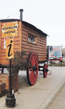 En el centro de la ciudad, frente a la estatua de Roca, hay un servicio turístico que ofrece buena información.