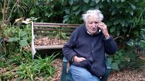 José Mujica habla por teléfono en su chacra.