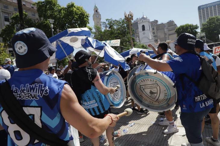 Gremios como Camioneros, UOCRA, ATE y la UTEP participarán de la jornada de protesta. Gremios como Camioneros, UOCRA, ATE y la UTEP participarán de la jornada de protesta.