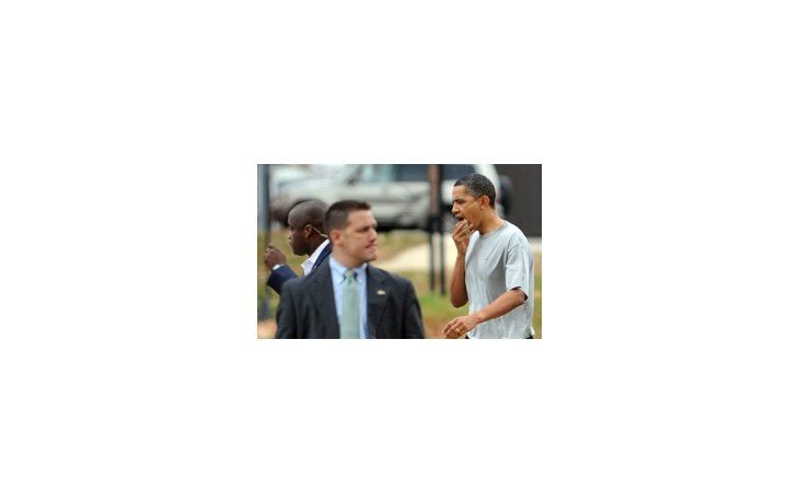Barack Obama sostiene una compresa junto a su boca tras el accidental codazo.