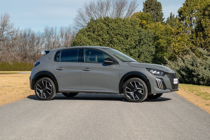 The new 208 will be available in the following colours: Banquise White, Pearl White, Perla Nera Black, and Artense Grey, Quasar Blue and, as a new addition to the Peugeot range, the addition of Selenium Grey. The new 208 will be available in the following colours: Banquise White, Pearl White, Perla Nera Black, and Artense Grey, Quasar Blue and, as a new addition to the Peugeot range, the addition of Selenium Grey.