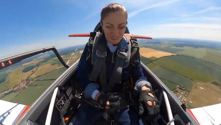 El momento exacto en que la capota del avión se abrió y se rompió. El momento exacto en que la capota del avión se abrió y se rompió.