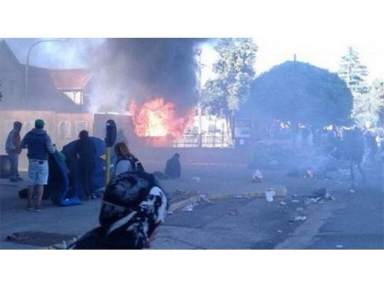Si bien era confusa la información en un primer momento, las imágenes de un incendio de proporciones llegaron a las redes sociales cerca de las 10:00 de este domingo, en medio de una ciudad convulsionada por el recital de la noche del sábado.