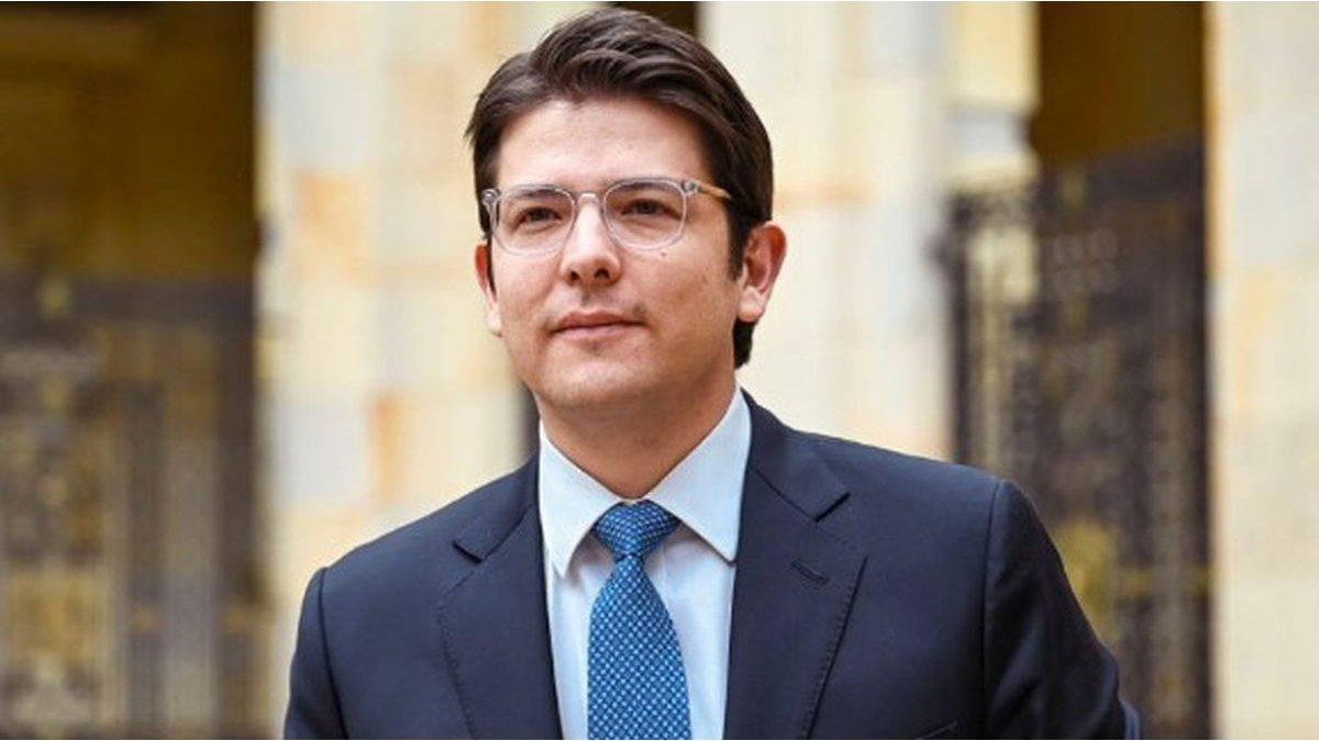 Miguel Uribe Turbay is in critical condition after the attack and suspicions grow on a criminal plot
