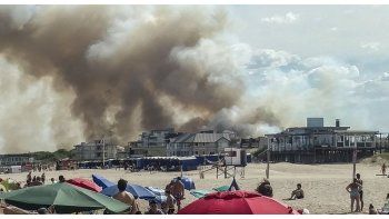 El fuego encendió las alarmas debido al intenso movimiento turístico en la ciudad costera.