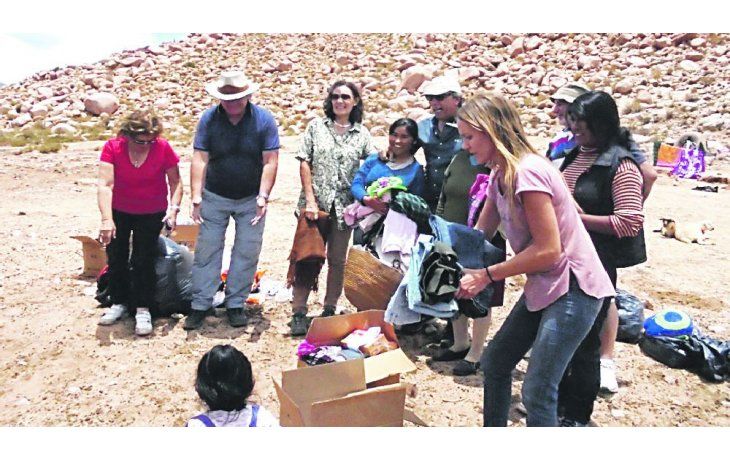 acción. Miembros de la fundación llegaron el fin de semana a Las Cuevas y El Toro para llevar ropa y juguetes.
