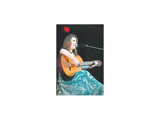 Patricia Elena Vlieg: «Yo escribo y compongo, pero a veces siento que no soy capaz de decir las cosas como las dicen los grandes autores. Mercedes Sosa me entregó esas palabras».