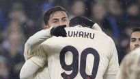 Socios. Paulo Dybala abraza a Romelu Lukaku en la clasificación de Roma en la Europa League.&nbsp;