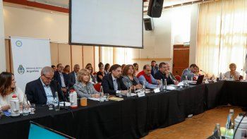 El ministro de Educaci&oacute;n Nicol&aacute;s Trotta y sus pares de las provincias, el s&aacute;bado en Chapadmalal. Trotta remarca que hay un contacto permanente con los gobernadores para asegurar el inicio de clases.