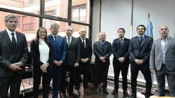 De izquierda a derecha: los consejeros Gustavo Gamino (suplente),Ana Laura Ramos (suplente), Mariano Cascallares (titular), Víctor ManuelMatassi (suplente), Julio César Alak (titular), Sergio Torres (presidente), SantiagoEduardo Révora (titular), Inti Nahuel Pérez Aznar (suplente) y Carlos LisandroPellegrini (titular).