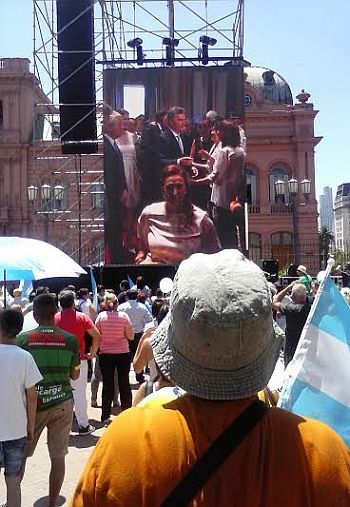 Crónica y fotos de una asunción acalorada en la Plaza de Mayo (foto 19)