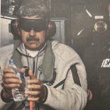 Maduro se ve acústicamente aislado y con los ojos tapados. Maduro se ve acústicamente aislado y con los ojos tapados.