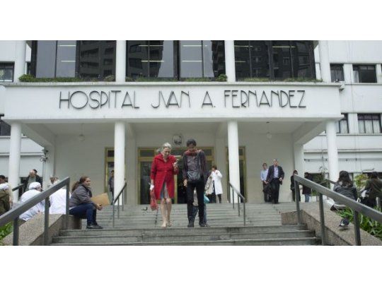 Los jóvenes hospitalizados en el Fernández están “estables”, aunque continúan en terapia intensiva