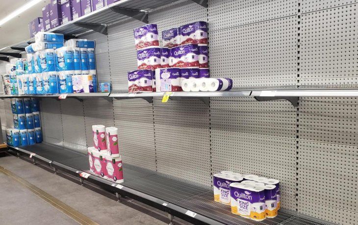 La compra masiva de papel higiénico es una de las imágenes recurrentes debido a la crisis del COVID-19.
