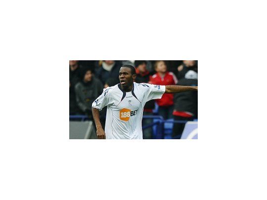 Muamba continúa internado en terapia intensiva en un sanatorio de Londres.