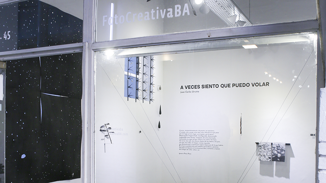 A veces siento que puedo volar se pudo visitar del miércoles 26 al sábado 29 de noviembre, de forma gratuita, y dejó como saldo un espacio habitado por tensiones sutiles, objetos en suspensión y una pregunta persistente.
