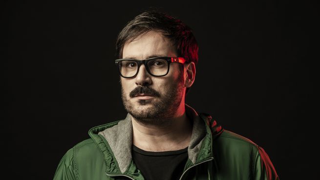 Suñé escribió Una vida en otra parte, que cuenta la lucha entre las familias biológicas y las familias lógicas, personas expulsadas del seno familiar por su elección sexual.&nbsp;