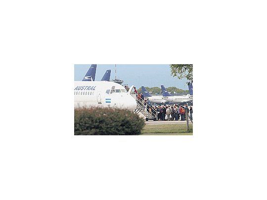 Uno de los pocos vuelos de Aerolíneas/Austral que pudieron partir ayer. El conflicto no sólo no cesa: se agudiza y es cada vez más complicado avizorar una resolución.