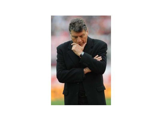 Miguel Ángel Brindisi habló en la puerta del vestuario visitante.