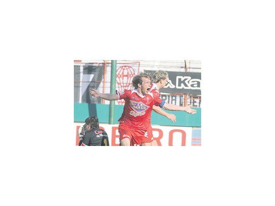 Gastón Machín festeja su gol, que le cayó de regalo.