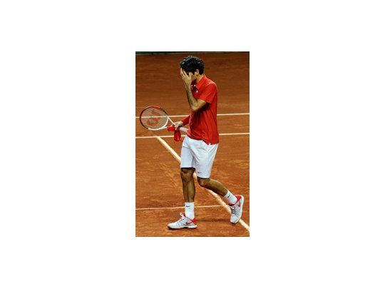 Federer se agarra la cabeza. Suiza está 0-2 y se complica su pase a la siguiente ronda.