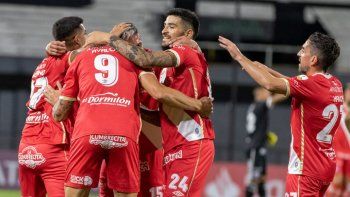 Argentinos ganó su tercer partido consecutivo por 2-0 y tiene un pie en octavos de la Libertadores.