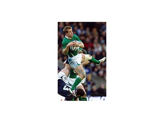 Irlanda ganó como visitante y sigue de cerca al líder Inglaterra.