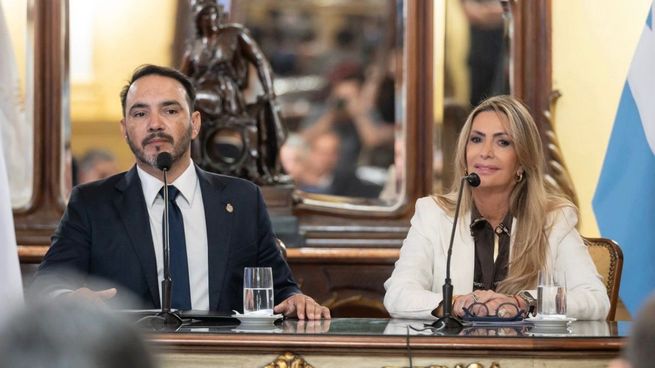 Juan Pablo Valdés y la presidente del Banco de Corrientes, Laura Sprovieri.