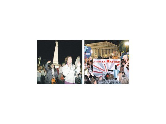 Cerca de 60 mil vecinos se manifestaron anoche en varios barrios de la Capital Federal en respuesta a una agenda variada a partir de redes sociales. En la foto, una plaza casi llena y carteles críticos a los políticos.