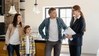 El propietario debe entregar la vivienda en óptimas condiciones de habitabilidad, con todos los servicios básicos operativos y sin deudas. Se aconseja un inventario detallado del estado y sus elementos para evitar futuros conflictos