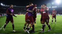 Abrazo de gol. Lanús selló su apse a octavos de la Sudamericana.