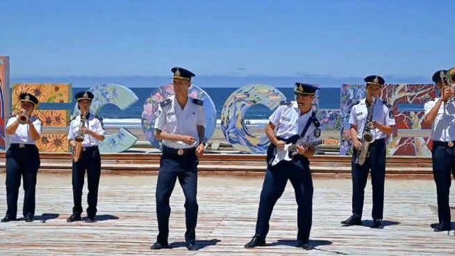 Operativo Sol, de playa en playa, la policía promete seguridad con un spot musical.