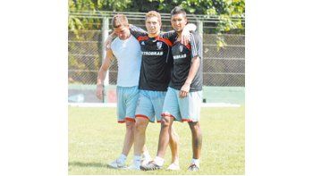 Juan Pablo Carrizo es llevado en andas entre Chichizola y Vega. El arquero volvió a entrenar después de casi un mes de ausencia.