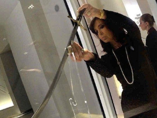 En mayo de 2015 Cristina Fernández de Kirchner trasladó elcélebre sable corvo de José de San Martín (“la espada que liberó a mediocontinente”) al Museo Histórico Nacional, destino de su donación original. Allóquedó en exhibición permanente bajo custodia de los Granaderos a Caballo.