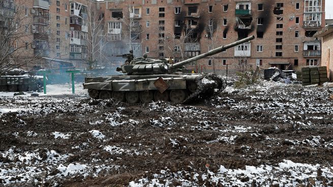 Un tanque con la letra Z pintada se ve delante de un edificio residencial que fue dañado durante el conflicto entre Ucrania y Rusia en la ciudad de Volnovaja, controlada por separatistas, en la región de Donetsk, Ucrania.&nbsp;