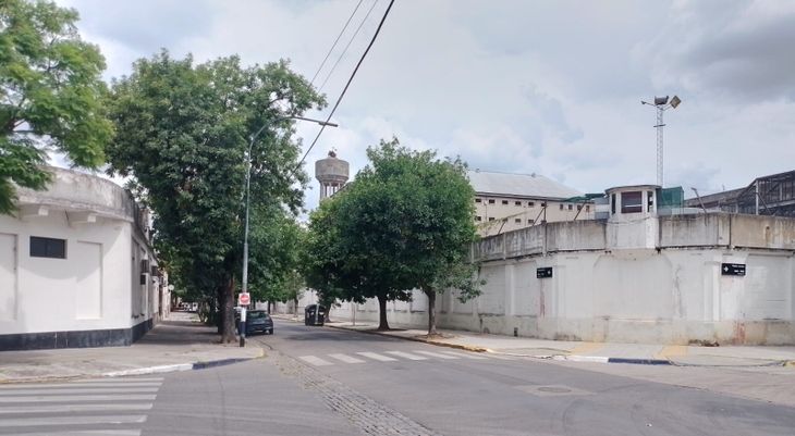 Esquina próxima al penal sobre Pedro Lozano, con vista al muro perimetral y torres de vigilancia, en un entorno de casas y construcciones de baja altura Esquina próxima al penal sobre Pedro Lozano, con vista al muro perimetral y torres de vigilancia, en un entorno de casas y construcciones de baja altura