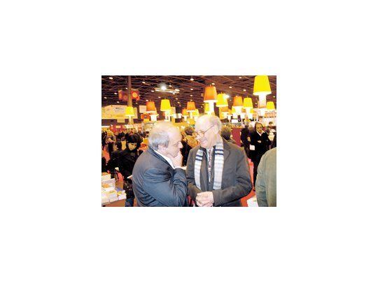 El ministro de Cultura porteño Hernán Lombardi con Quino, ayer, en la inauguración del stand de la Ciudad, que este año reviste la categoría de «huésped de honor» del Salon du Livre de Paris.