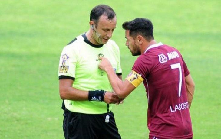Escándalo: el árbitro Darío Herrera denunció al Laucha Acosta