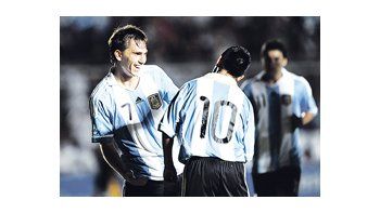 Mouche celebra con Moralez el segundo gol de Argentina.