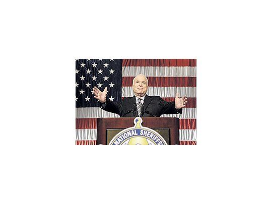 El candidatorepublicanoJohn McCainfue duramentecriticadopor ungeneralretirado. Lasobservacionesdelmilitar fueronutlizadas porla campañade BarackObama y sedesataronlos cruces.