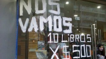 La librería El Aleph de La Plata baja sus persianas y ofrece libros a precios de liquidación.